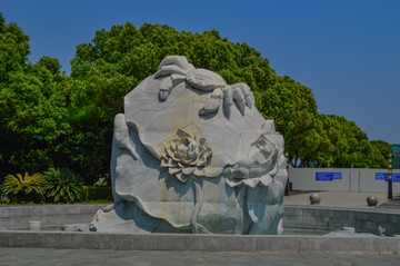 石蟹牡丹雕塑
