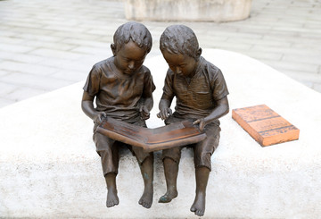 儿童看书雕塑