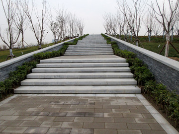 郑州高铁公园人行石台阶
