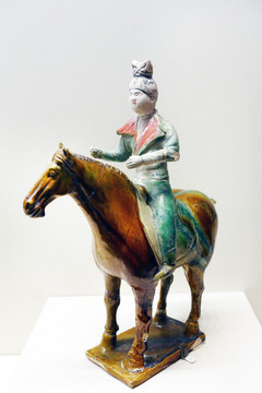 唐代三彩女子骑马俑