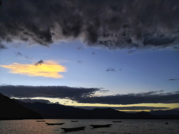 泸沽湖日落晚霞