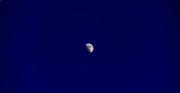 蓝天空月亮