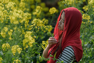 油菜花美女红头巾