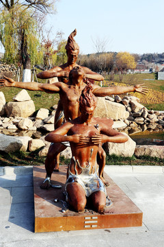 原始人祭天雕塑