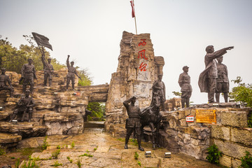 娄山关西风台雕塑