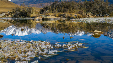 川西高原雪山草原蓝天白云