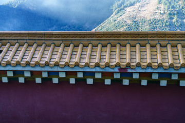 藏区寺庙琉璃瓦围墙