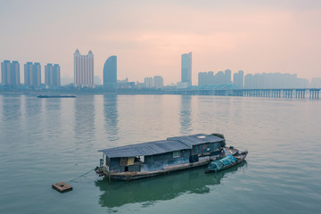 桐庐富春江都市风光