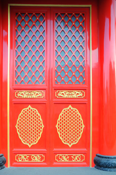 红色木雕大门