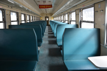 老式火车车厢内景