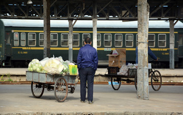火车月台上的三轮车小贩
