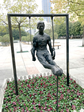 吊环运动员铜像