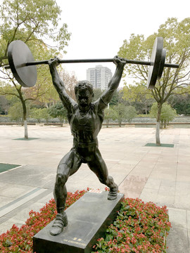 举重运动员铜像