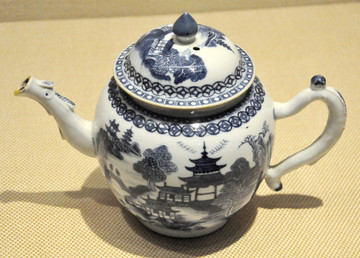 清青花山水纹瓷茶壶