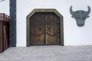 蒙古族建筑木制大门