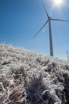 冬季冰雪中的风力发电风车