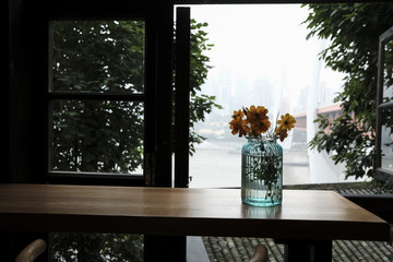 阳台上的花瓶