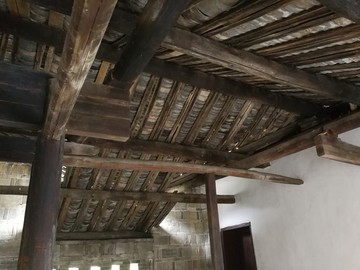 木瓦砖墙屋顶