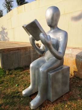 读书雕塑