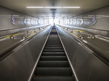 青岛地铁扶梯