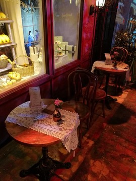 法式蛋糕店橱窗和餐桌