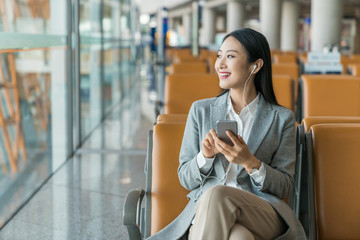 商务女士在机场候机