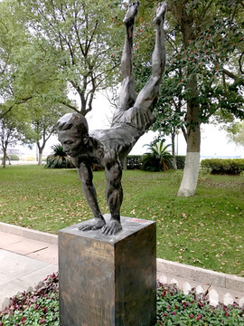 体操运动员铜像