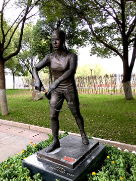 羽毛球运动员铜像