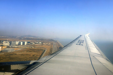飞临韩国在首尔机场降落