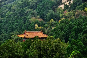 大山中的古建筑