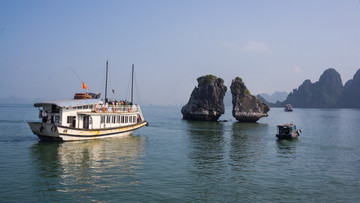 下龙湾斗鸡石