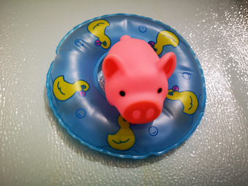 会游泳的小猪猪