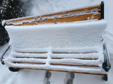 公园凳子上的积雪