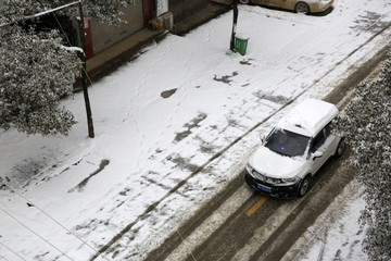 雪地上行驶的车