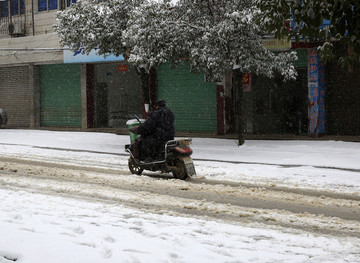 雪地上行驶的摩托车