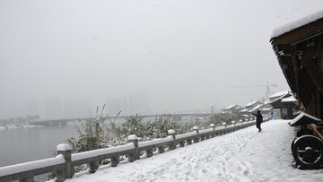 河街雪景