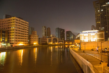 城市夜晚的小河