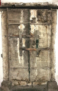 一扇历经沧桑的木质老门