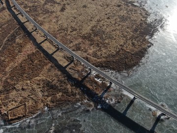 航拍铁路跨湖大桥