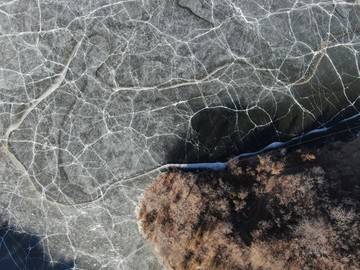 航拍湖面结冰碎裂