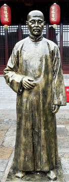 张伯英雕像
