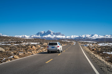 川西高原雪山公路汽车