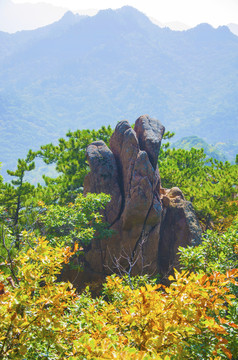 千山小黄山佛手峰奇石与连绵群山