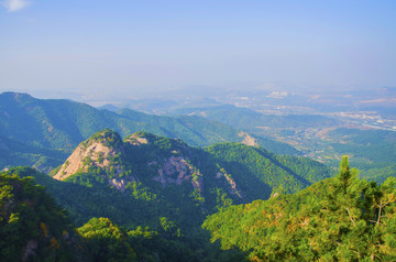 千山小黄景区馒头形状的山与群山