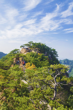 千山小黄山玉霞关山峰与蓝天白云