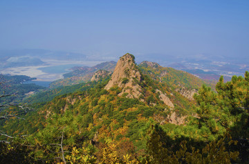 千山小黄山景区玉柱峰与群山秋景