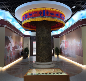 迪庆红军长征博物馆门口藏族装饰