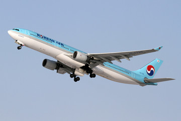 韩国大韩航空公司飞机起飞