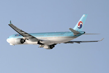 韩国大韩航空公司飞机起飞
