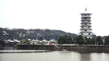 白雪皑皑